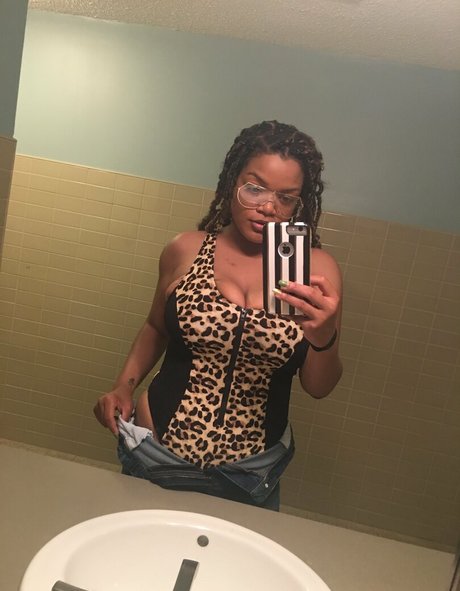 freelearalove nude star img