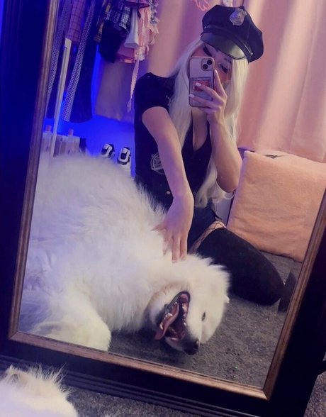 HowToMia model hot photo