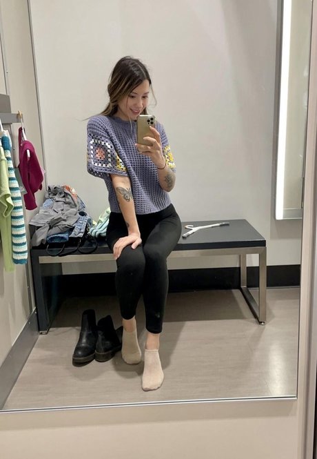 Laceyisanerd model top img