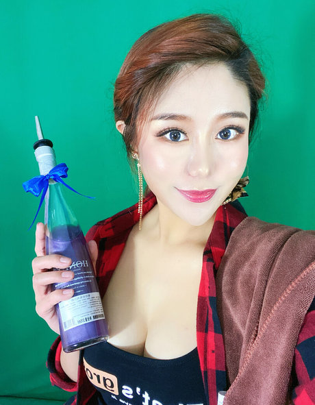 Uying nude star picture