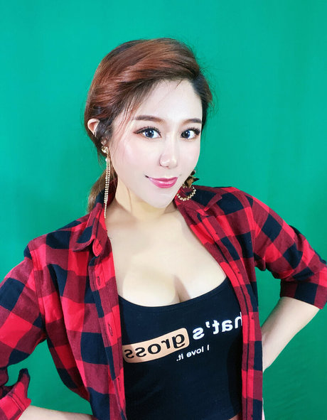 Uying model pornographic image