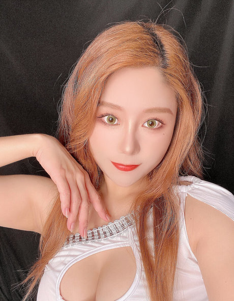 Uying model beautiful pictures