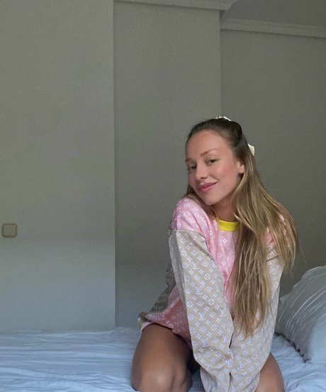 Ester Exposito model nude pics