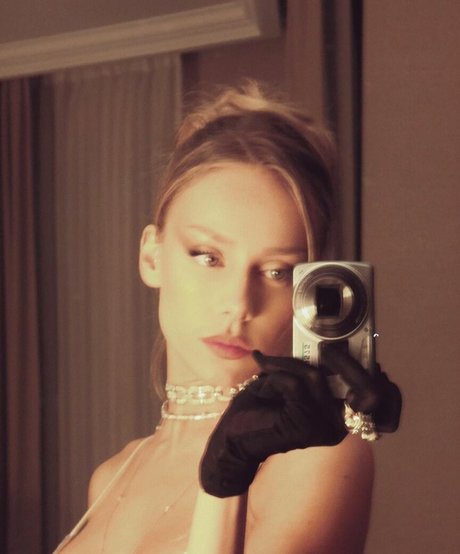 Ester Exposito hd star picture