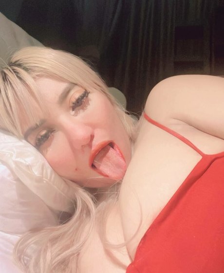 MekSarrah perfect model pictures