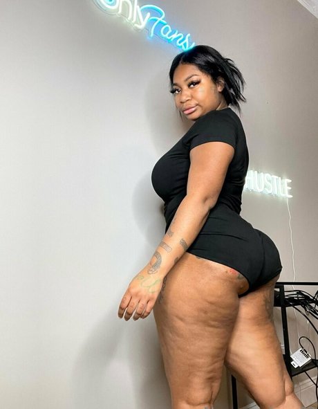 Nevvycakes pornographic model images