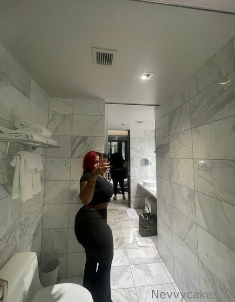 Nevvycakes model naked picture