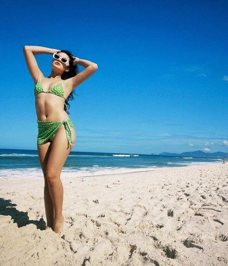 Livia Inhudes model top images