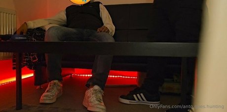 anto goes hunting model top pictures