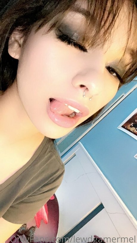 lewdgamermel porn model photo