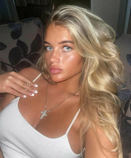 Mia Wood Hall model high quality pics