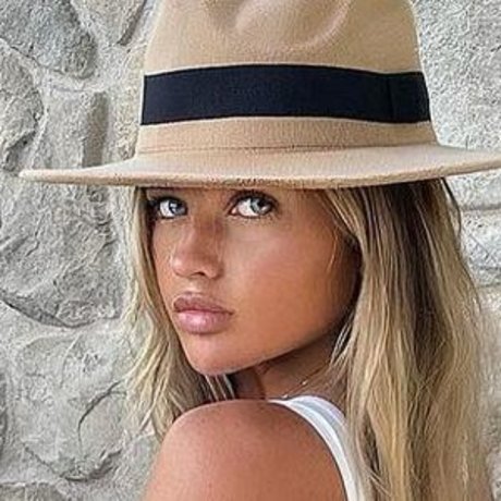 Mia Wood Hall Profile pic