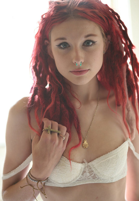 Alorali model nude archive