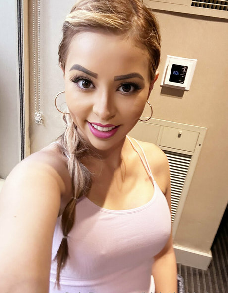 irisinthekitchen model naked photo