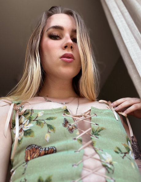 Qtee Foxx model porn image