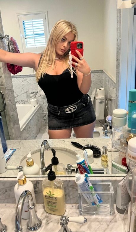 Bebe Rexha model sexy img