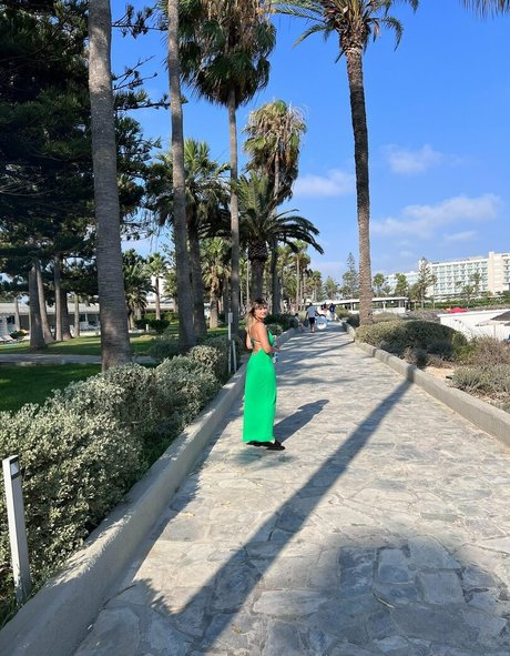 aliessia naked model picture