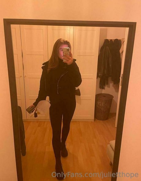 julietthope model nude photo