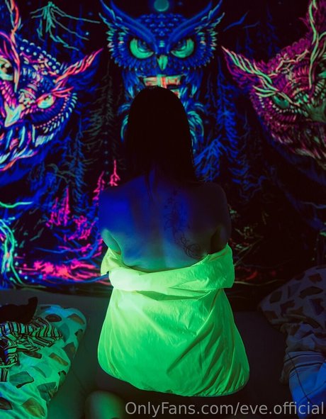 eve official pretty model image