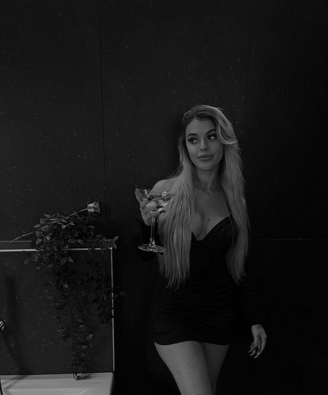 ellenofficial model erotic picture