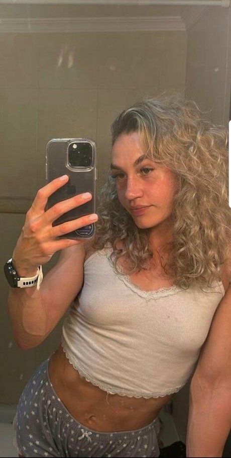 Holly Mills hot pornstar image