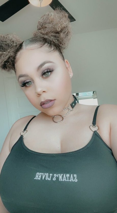 Sadiebbyc model sexy image