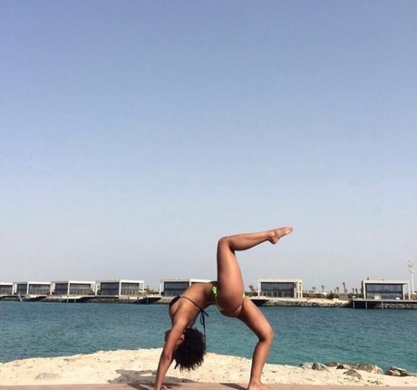 Feelinfree hot actress pic