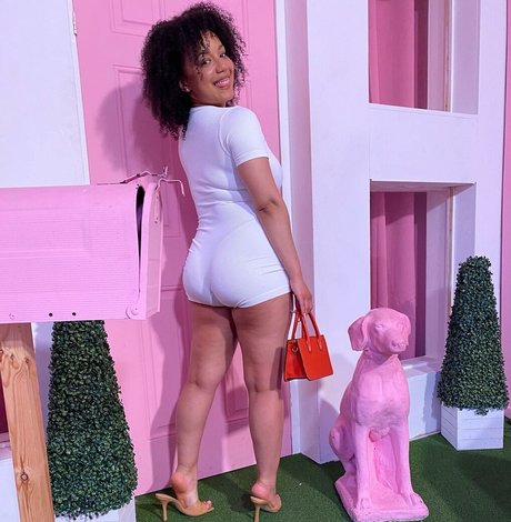 Feelinfree free model pic