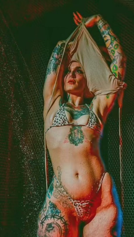 Katie Hollow model pic