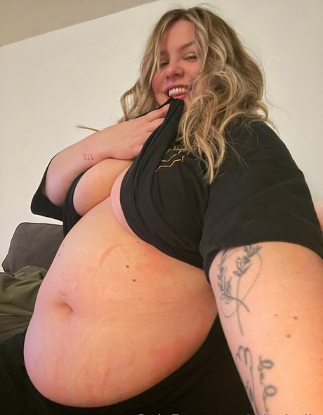 ellesbelly naked model photo