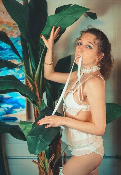 chlobodyyy free actress pics