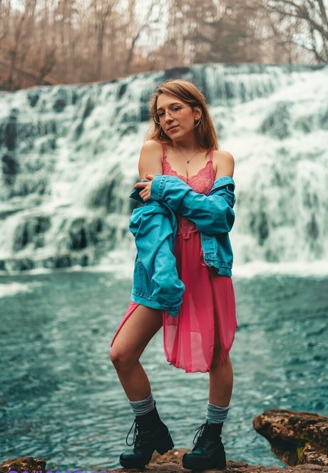 chlobodyyy hot actress img