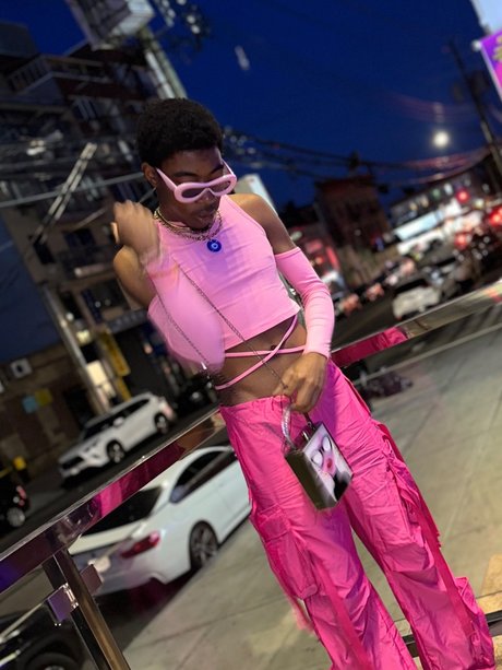 MondoB naked actress picture