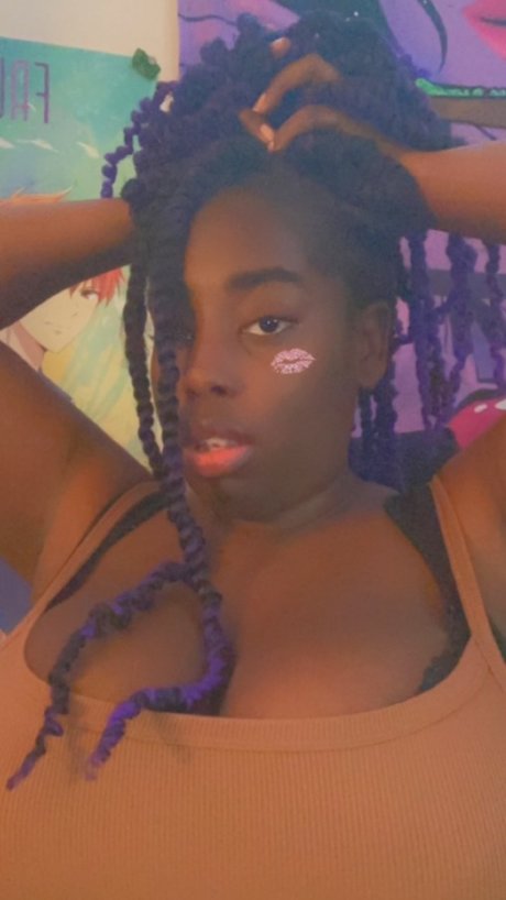 Teeonii hot actress img