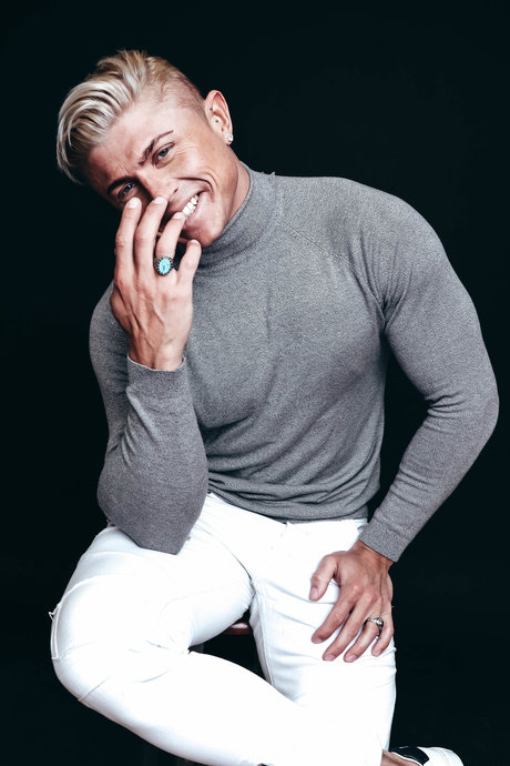 Genri Teivald model hd pictures