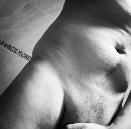 NakedLeon porn actress pictures