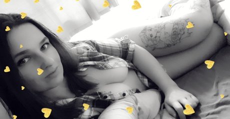 Curvie Emma nude model pic