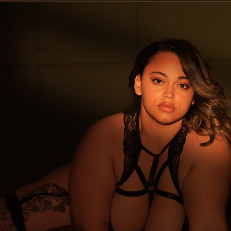 Desired Toia model exclusive gallery