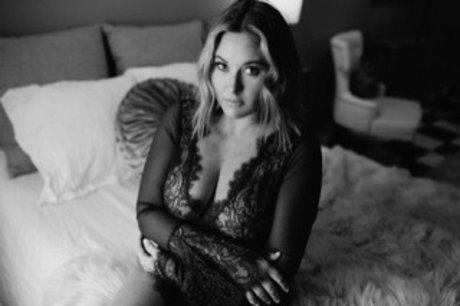 Courtney Shults star pornographic pics