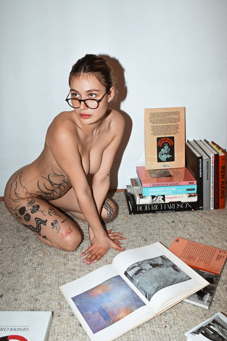 Chanel Canna nude model pic