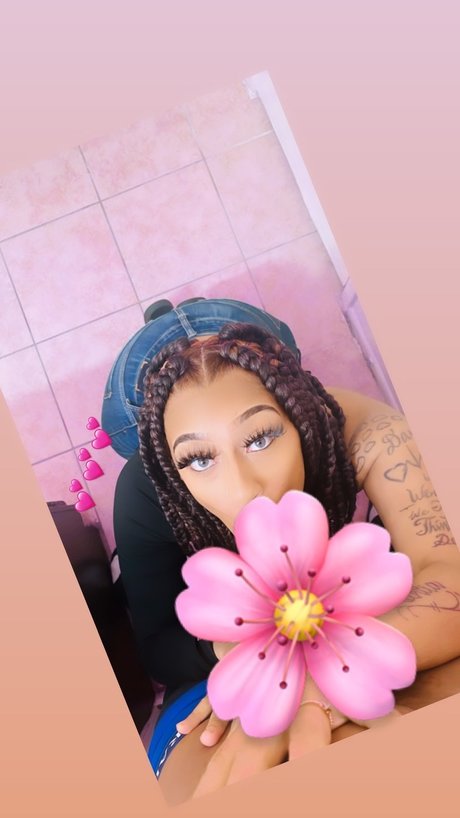 NaturalBaddie nude model img