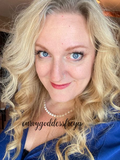 Curvy Goddess Freya_ sexy pornstar picture