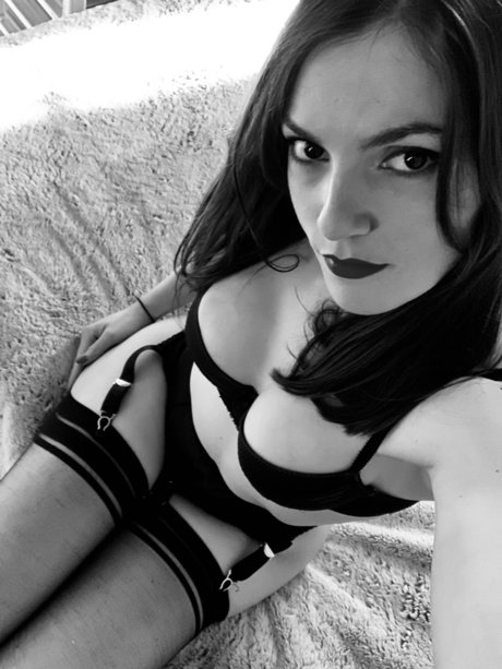 C cilia De Lys model nude pic