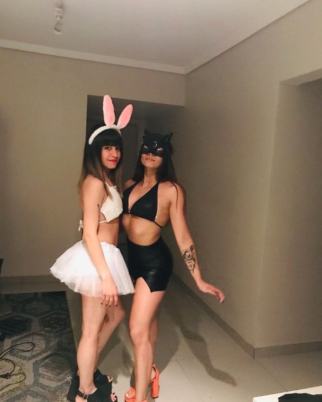 Isabelle Cake_ hot model pics