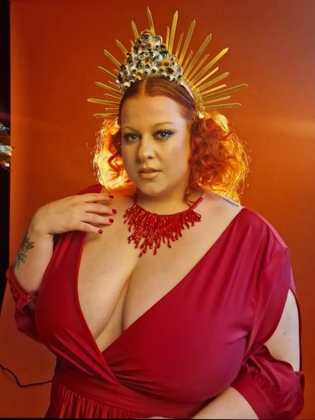 Curls andcurves model nice photo