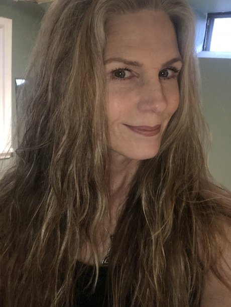 Eilit naked model gallery