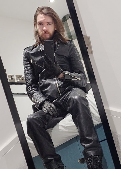 Chainsaw pornographic model img