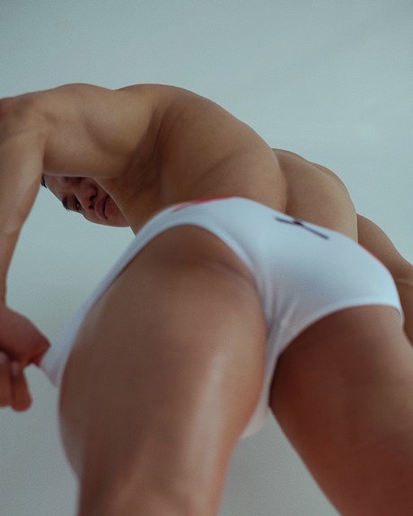 Nguy n Ti n Qu n model adult photos