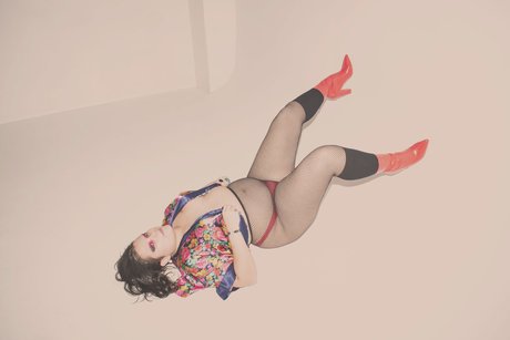 Bee Riot hot actress pic