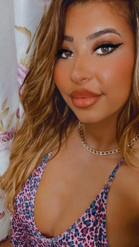 Alexissweety hot model photo